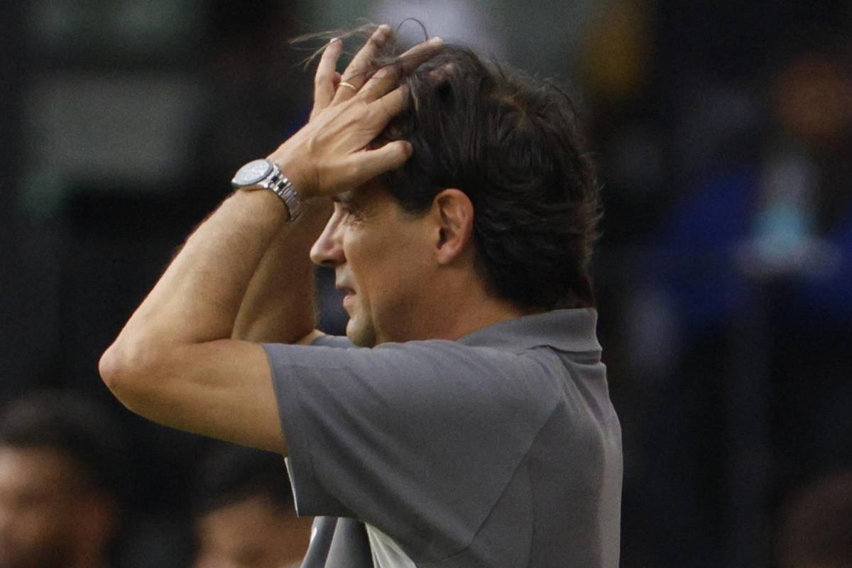 Simone Inzaghi con le mani nei capelli