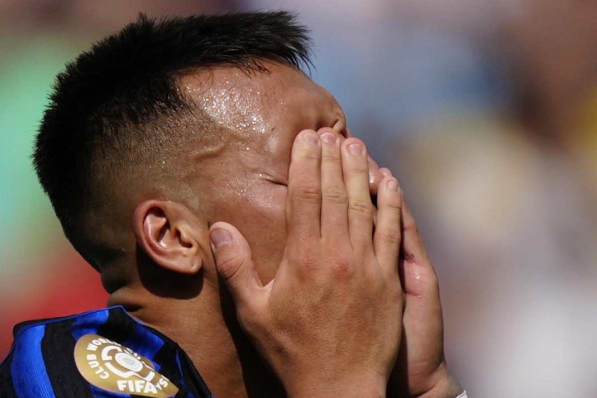 Lautaro con le mani sul volto