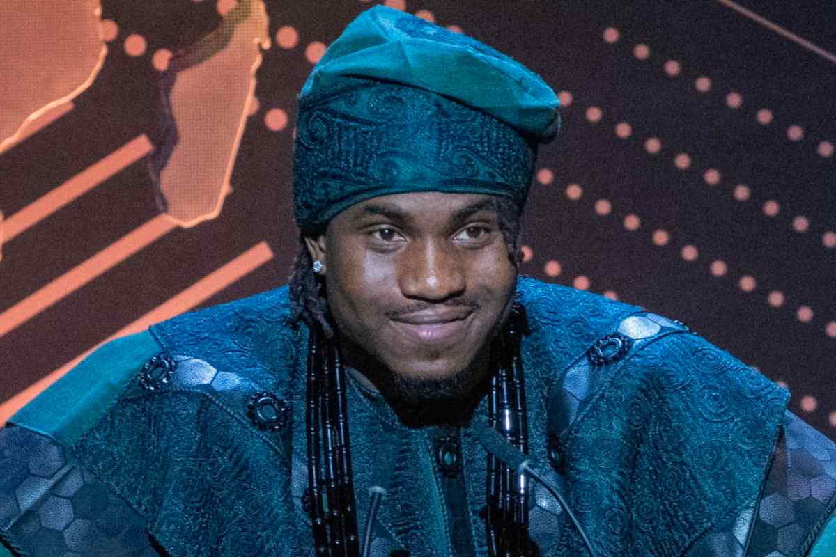 Lookman in vestiti tradizionali nigeriani