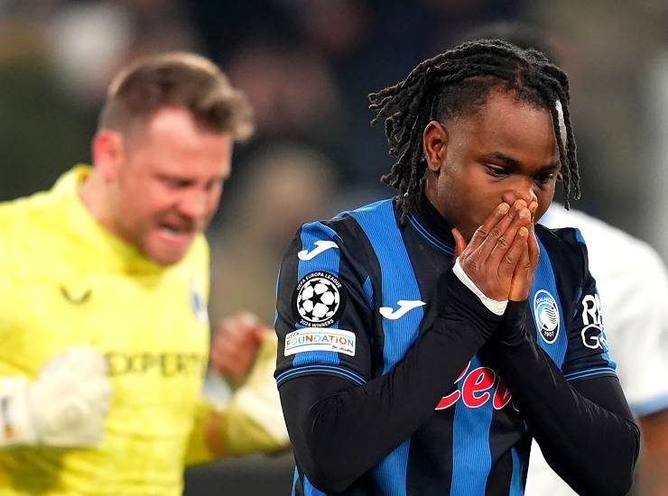 Lookman con le mani sul viso