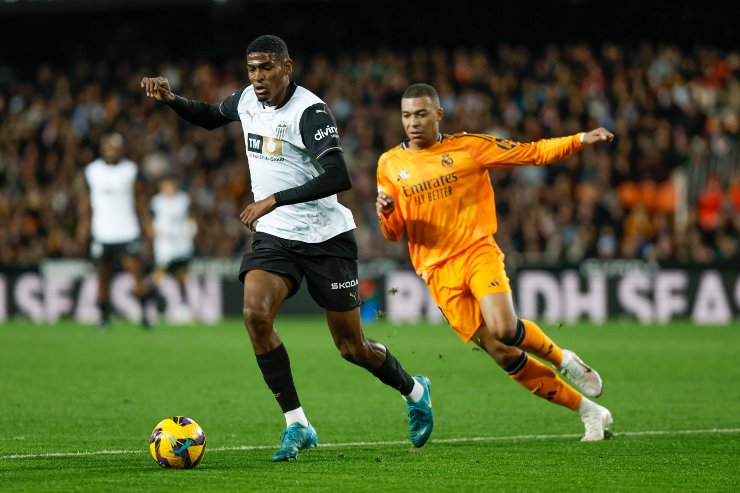 Cristhian Mosquera in azione con la maglia del Valencia