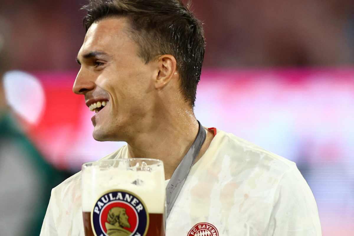 Palhinha beve una birra