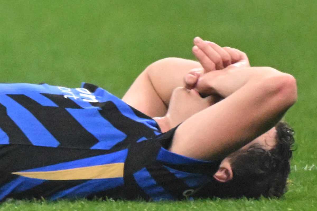 Pavard a terra con la faccia nascosta