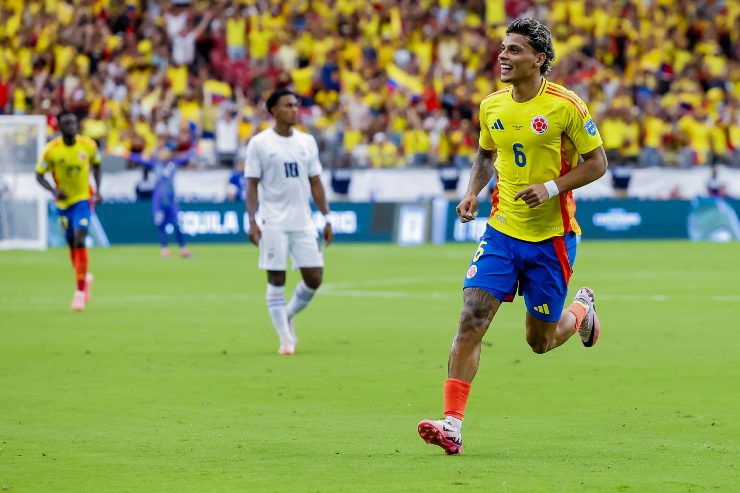 Richard Rios esulta dopo il gol con la Colombia