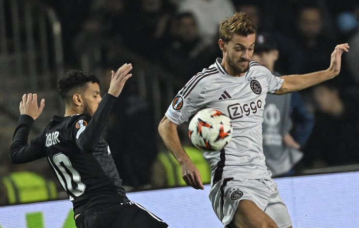 Daniele Rugani in azione con la maglia dell'Ajax