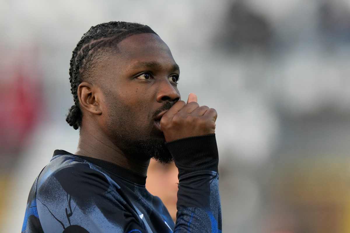 Thuram in primo piano con la mano davanti la bocca