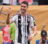 Vlahovic sorridente con il pollice in su