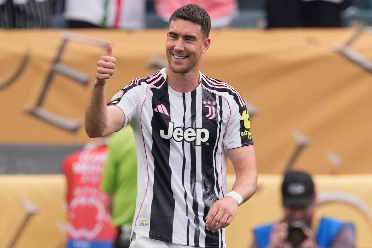 Vlahovic sorridente con il pollice in su