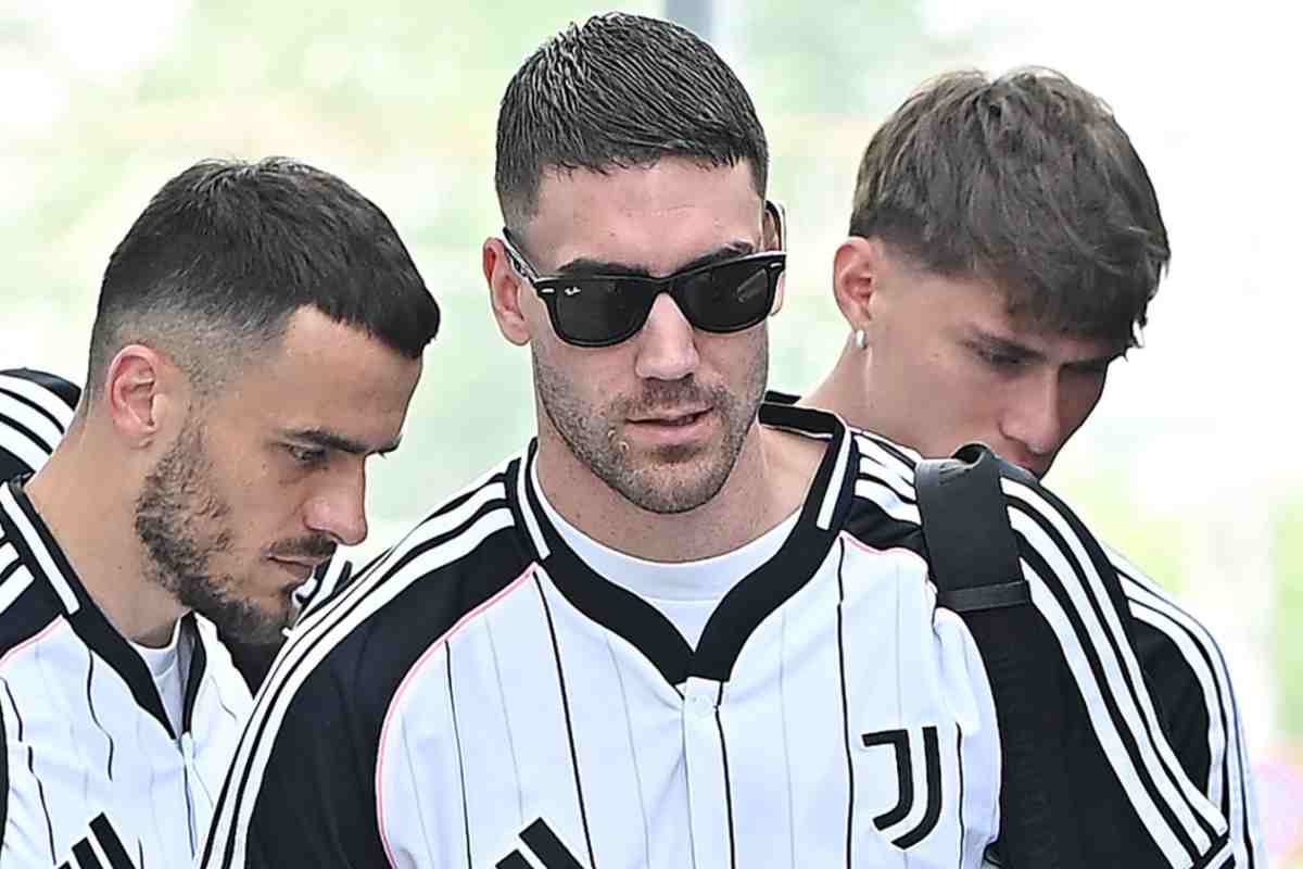 Dusan Vlahovic con gli occhiali da sole