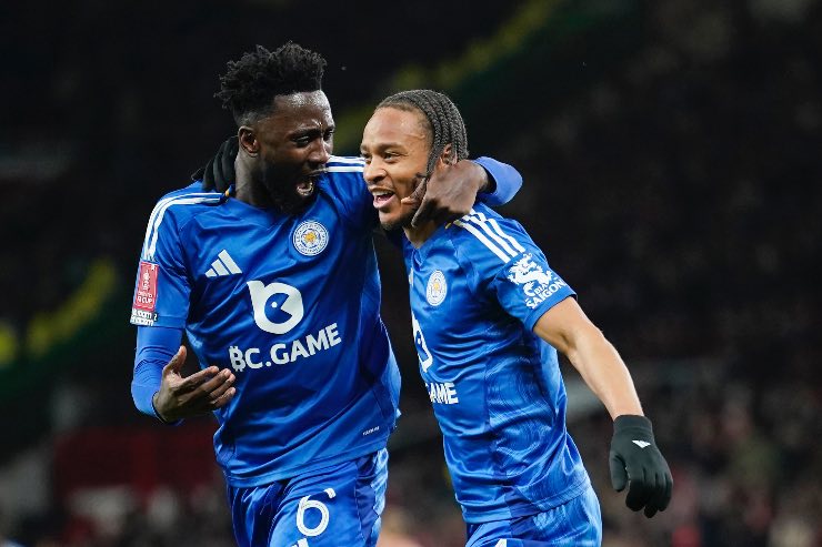 Wilfred Ndidi (a sinistra) esulta