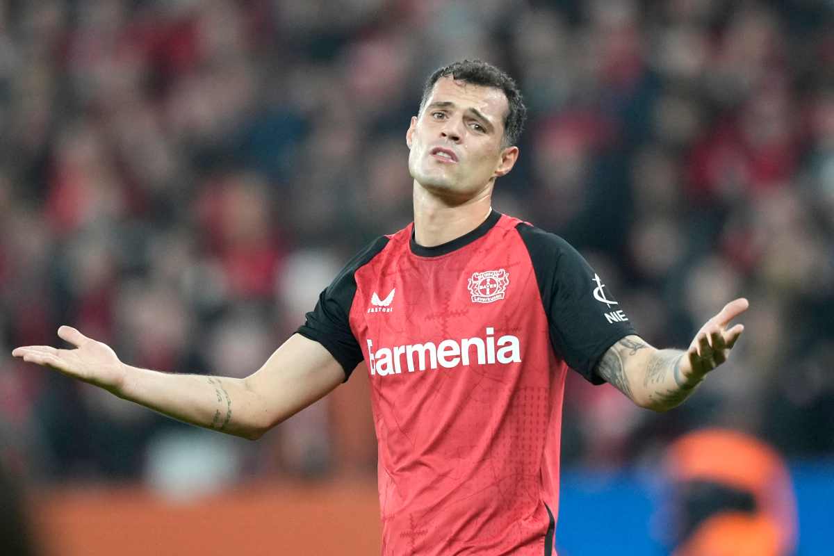 Xhaka con le braccia larghe