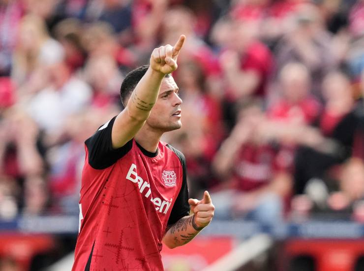Xhaka dà una indicazione durante la partita