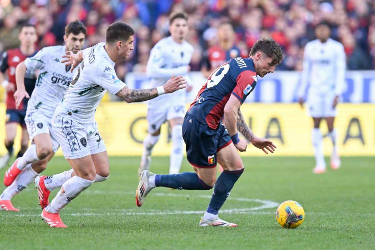 Andrea Pinamonti contrastato da un avversario