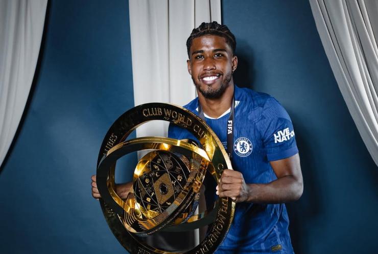 Andrey Santos col trofeo del Mondiale per Club