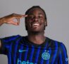 Bisseck con la nuova maglia dell'Inter