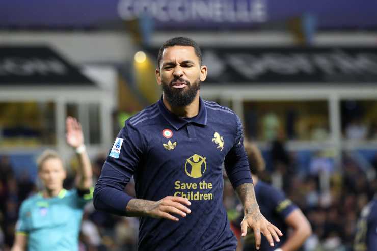Douglas Luiz esulta