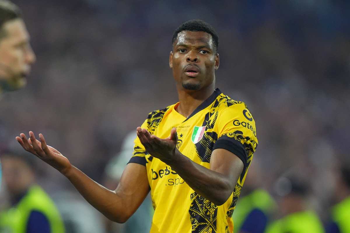 Denzel Dumfries con la maglia gialla dell'Inter