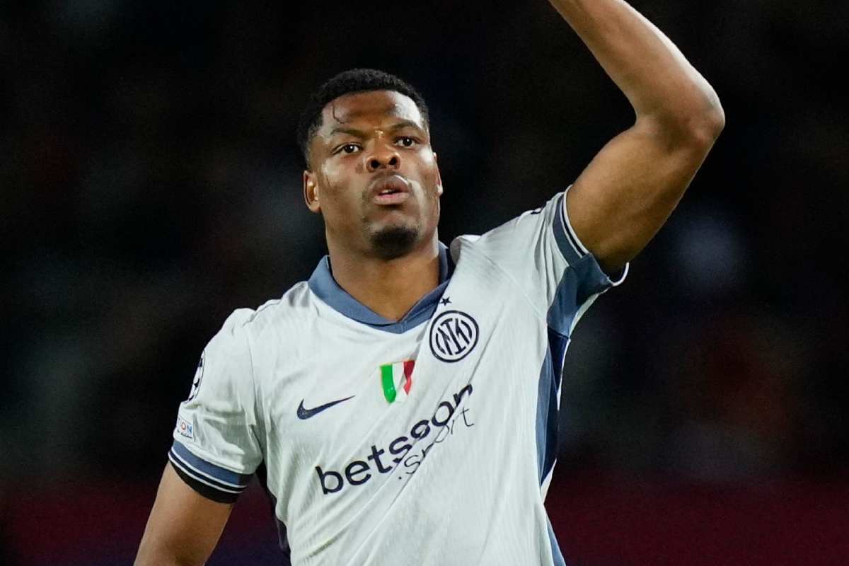 Dumfries esulta dopo il gol al Barcellona