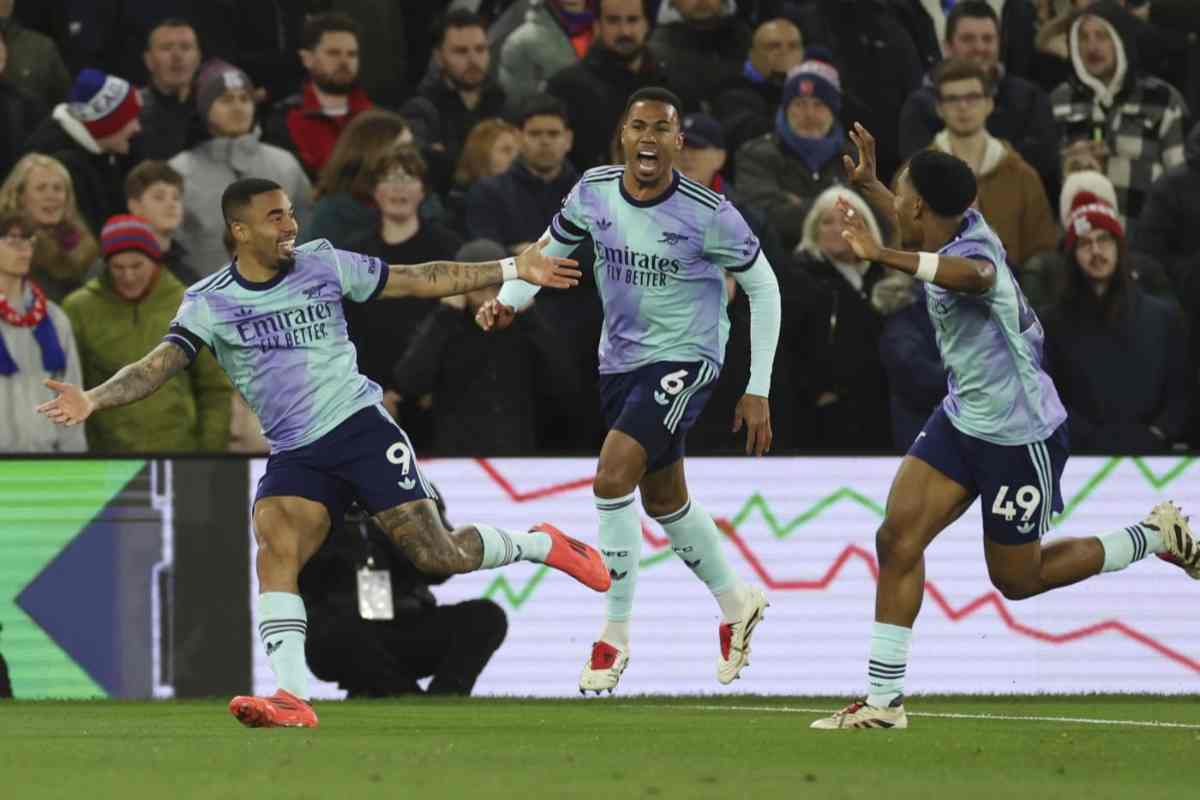 Gabriel Jesus esulta con i compagni dell'Arsenal