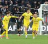 Giovanni Leoni esulta con i compagni di squadra
