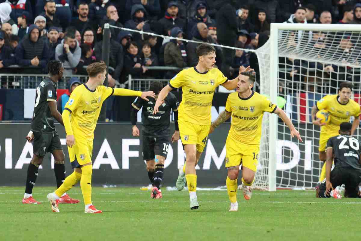 Giovanni Leoni esulta con i compagni di squadra