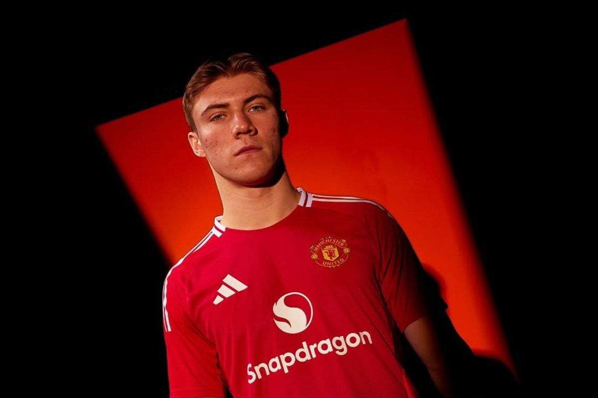 Hojlund con la maglia del Manchester United