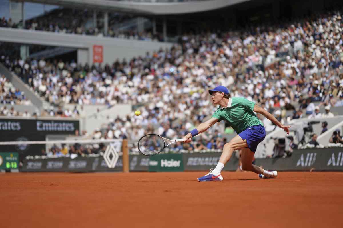 Jannik Sinner in campo al Roland Garros