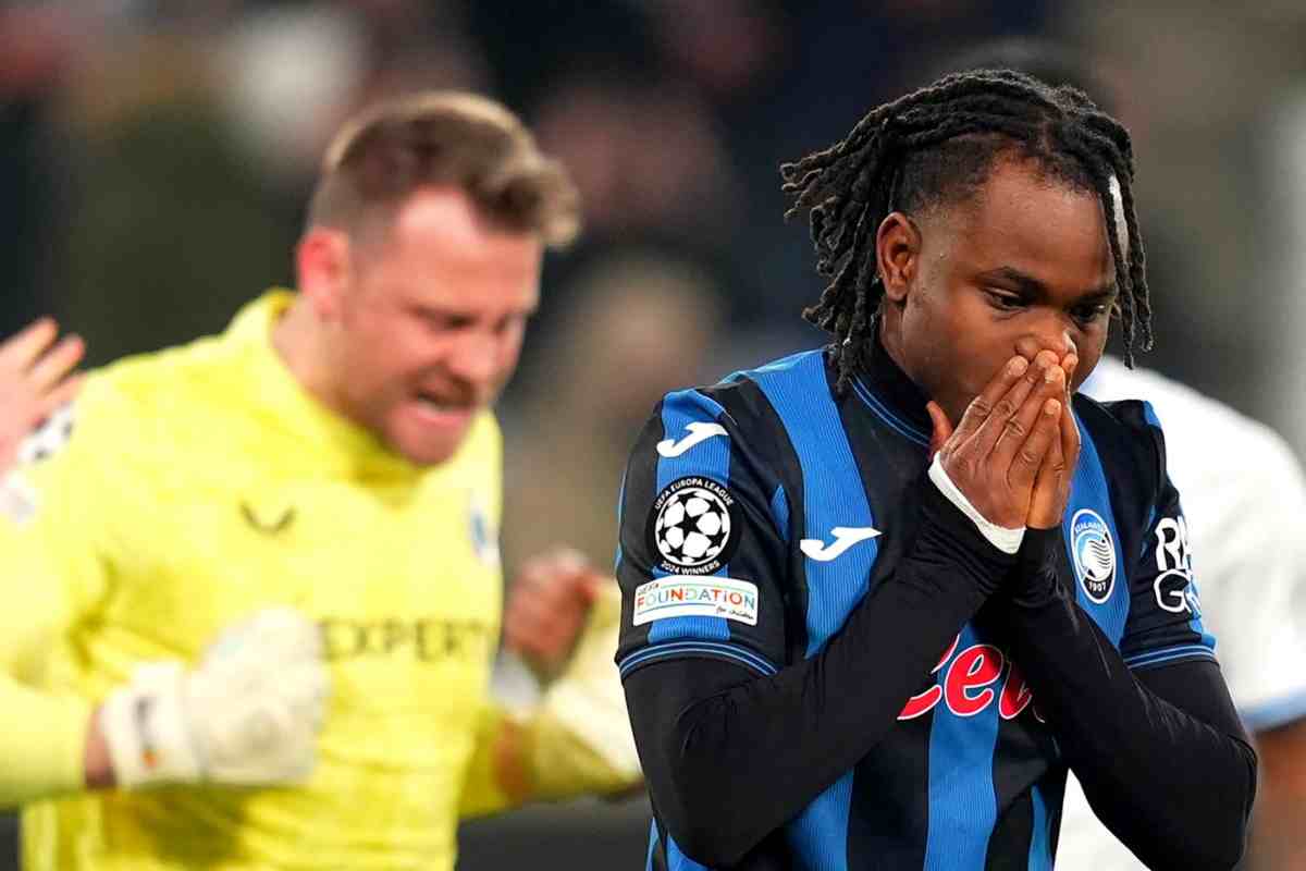 Lookman con le mani in faccia