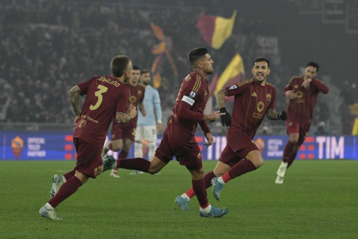 Lorenzo Pellegrini esulta dopo un gol con la Roma