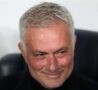 José Mourinho sorridente in panchina