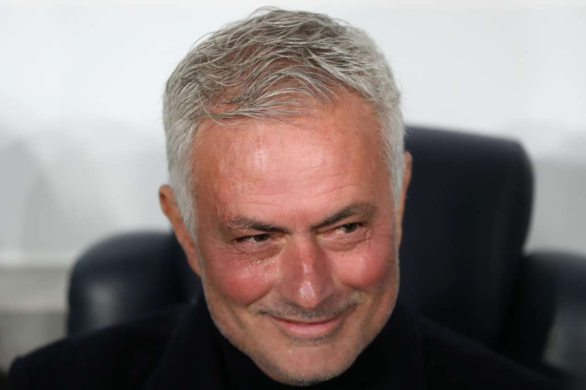 José Mourinho sorridente in panchina