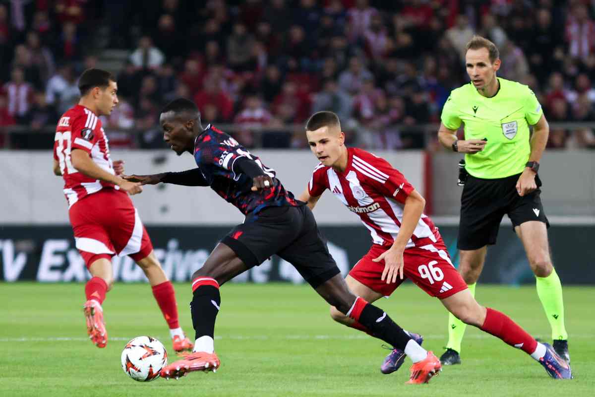 Christos Mouzakitis con la maglia biancorossa dell'Olympiakos