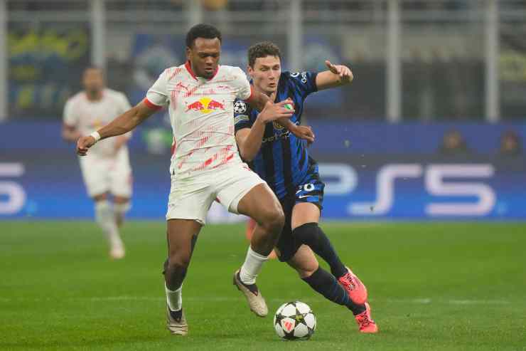 Openda in campo contro l'Inter