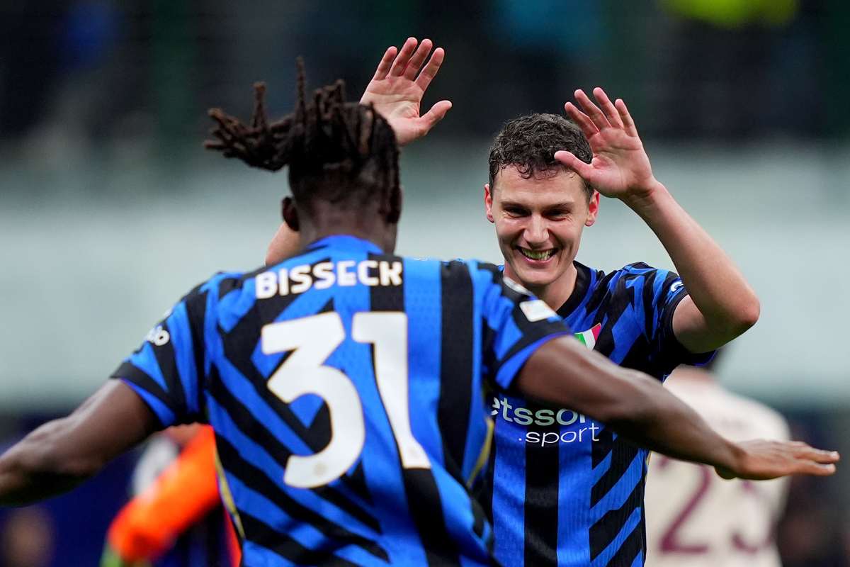 Pavard e Bisseck esultano insieme