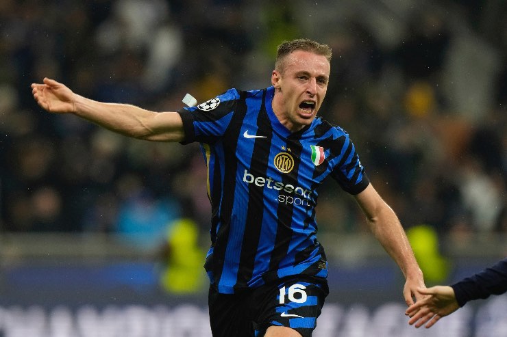 Davide Frattesi esulta dopo il gol al Barcellona 