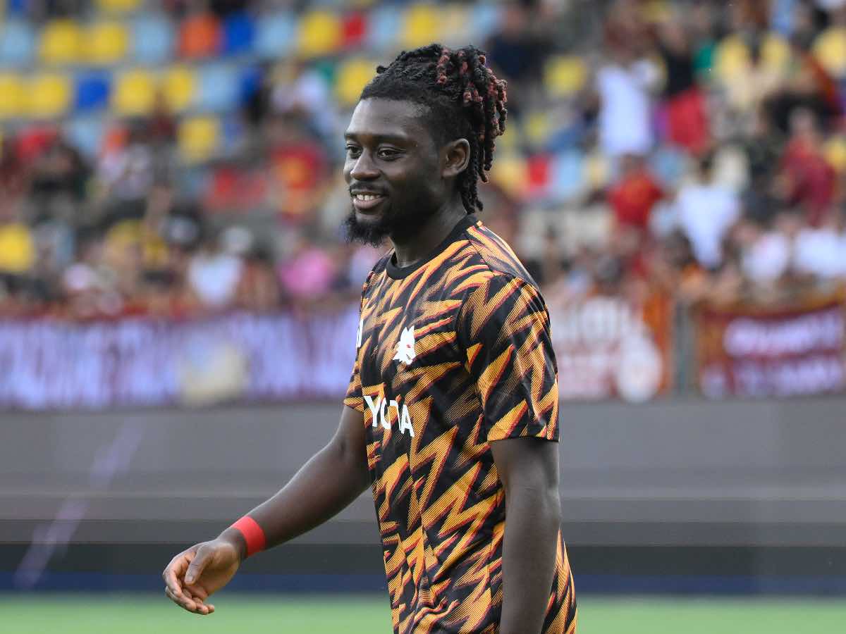 Manu Koné sorridente