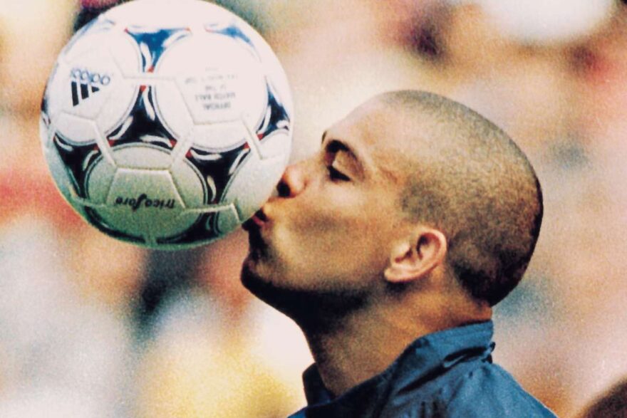 Ronaldo bacia il pallone