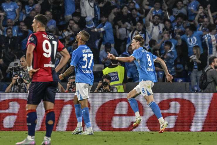 Scott McTominay esulta dopo il gol in Napoli-Cagliari 