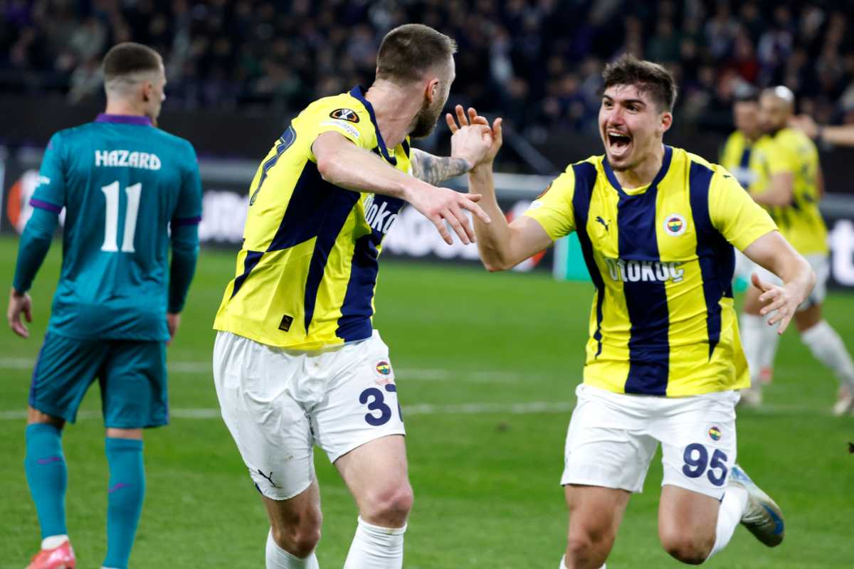 Akcicek esulta dopo un gol con il Fenerbahce