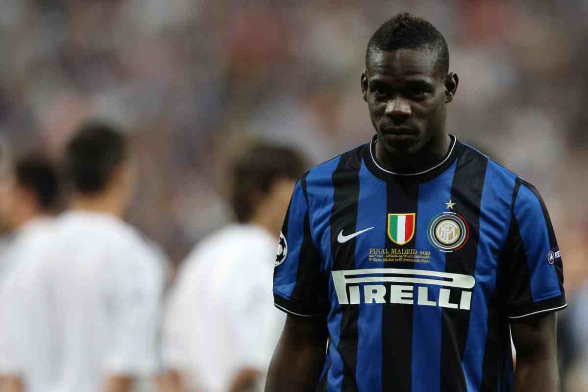 Balotelli con la maglia dell'Inter