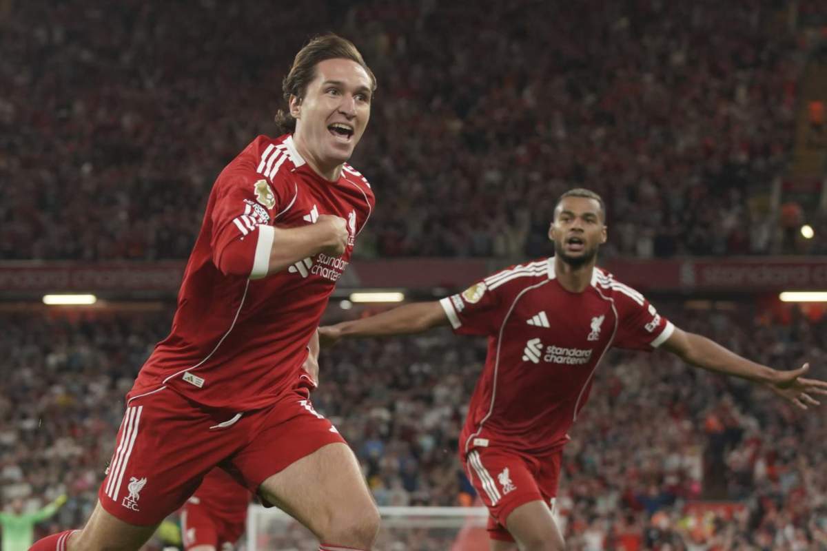 Chiesa esulta dopo il gol col Liverpool