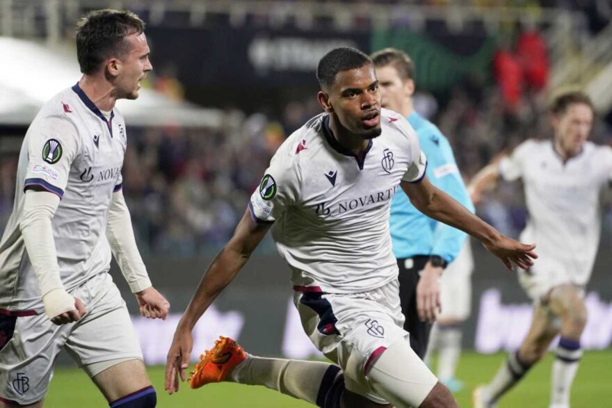Diouf dopo il gol alla Fiorentina