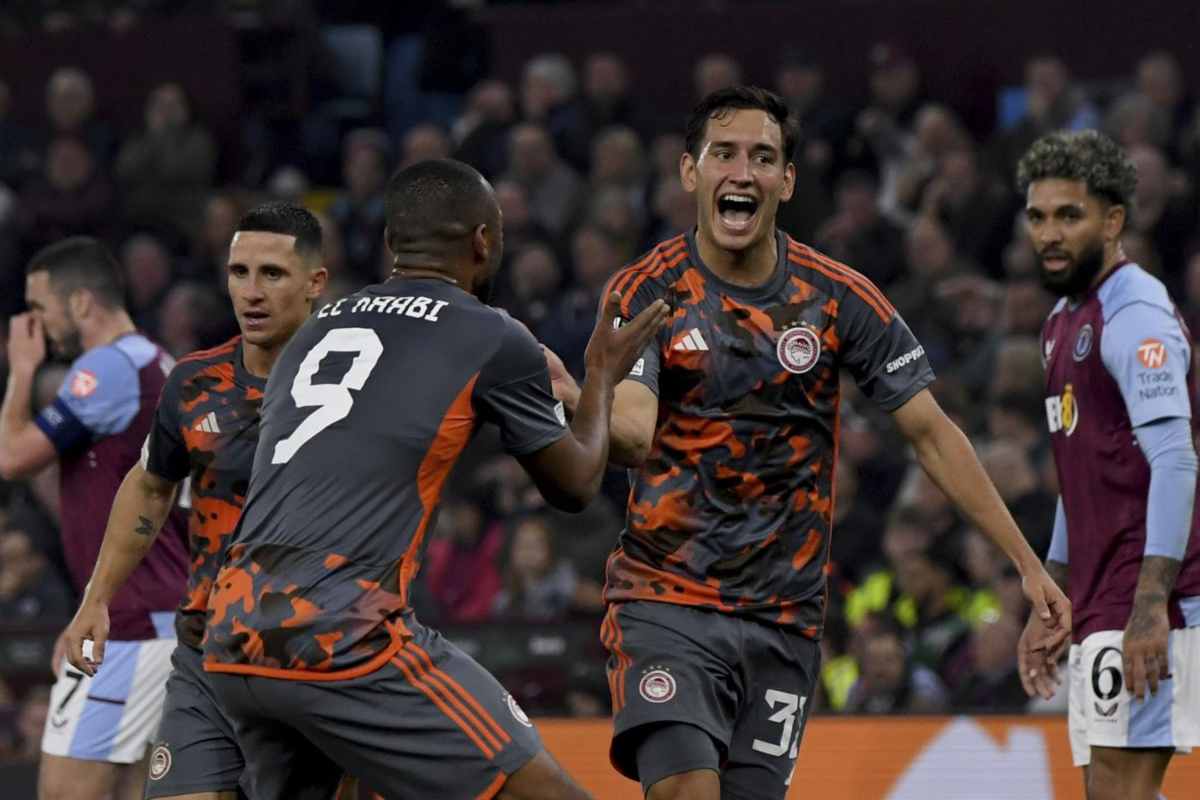 Hezze esulta dopo un gol con l'Olympiacos