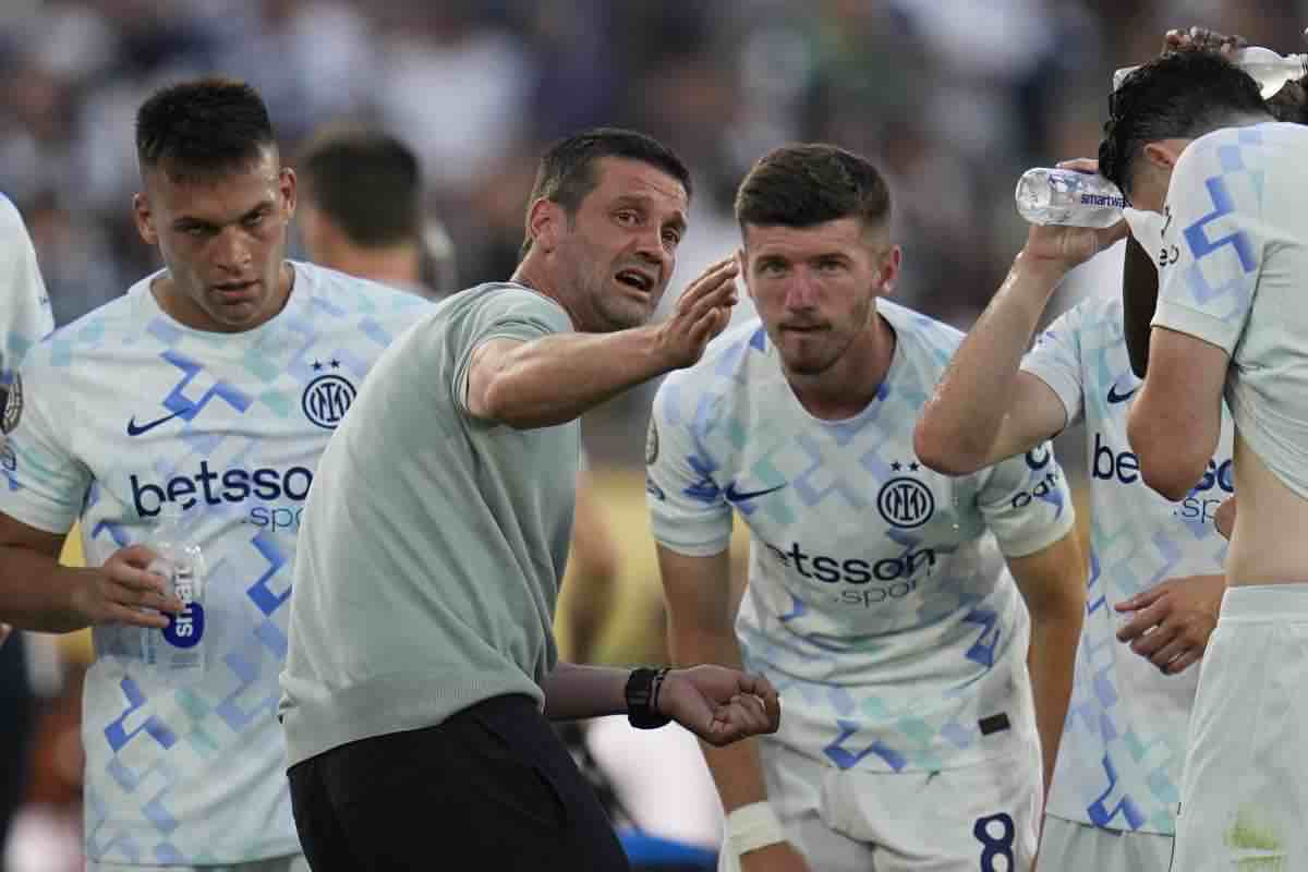 Chivu dà indicazioni alla squadra al Mondiale per Club