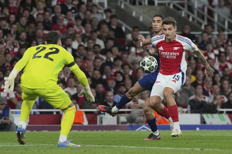 Kiwior in azione con l'Arsenal