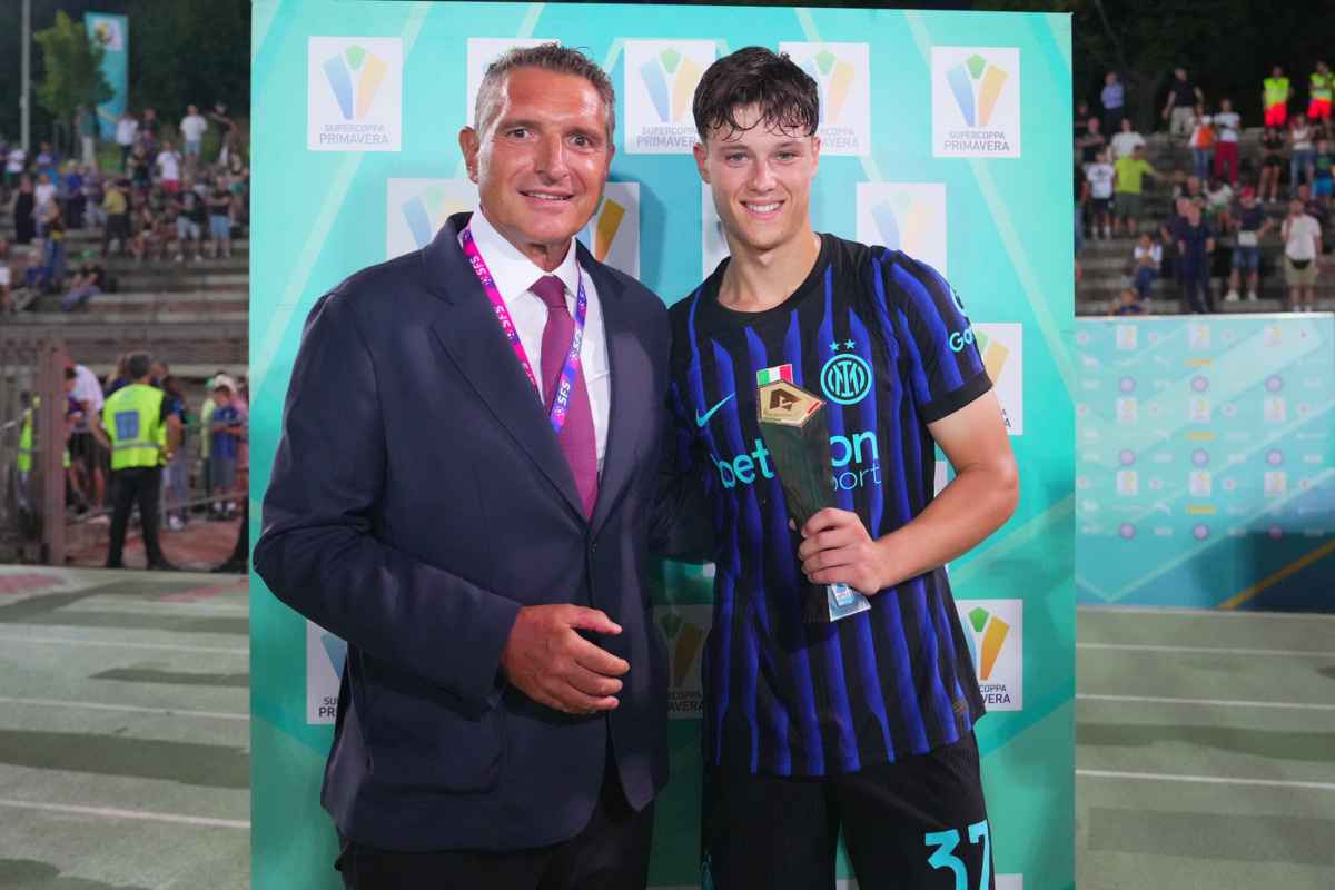 Lavelli premiato dopo la Supercoppa