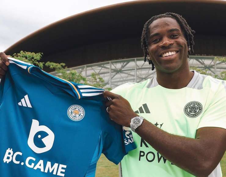 Okoli si presenta come nuovo giocatore del Leicester