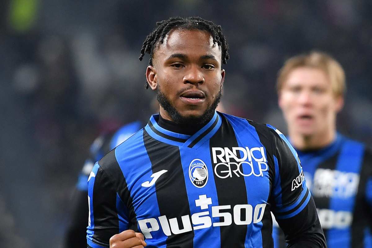 Lookman con la maglia dell'Atalanta