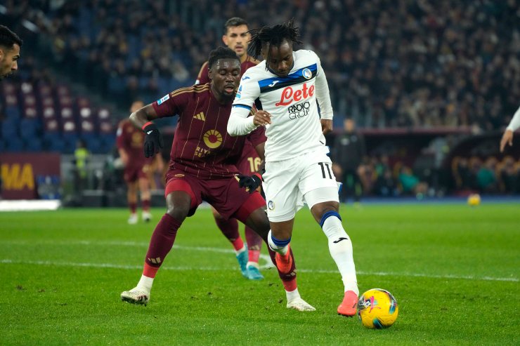 Lookman contro Kone in Roma-Atalanta dello scorso dicembre