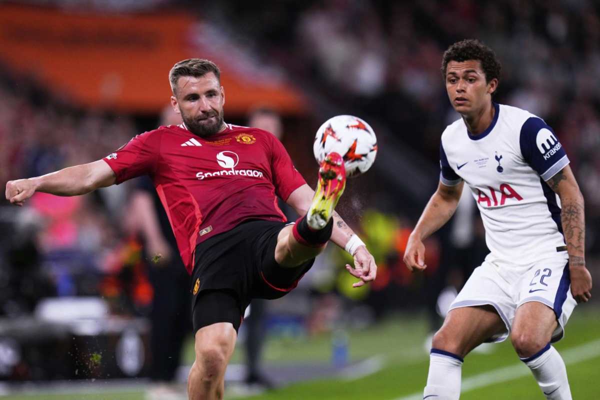 Luke Shaw in azione col Manchester United